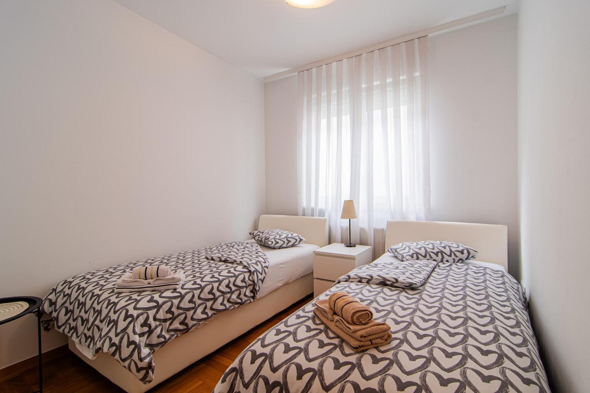Flexible Selfcheckins 97 - Zagreb - Garden - Parking- Loggia - 2 Bedrooms Bagian luar foto